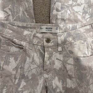 Hollister Low-Rise Baggy Camo jeans size 27”